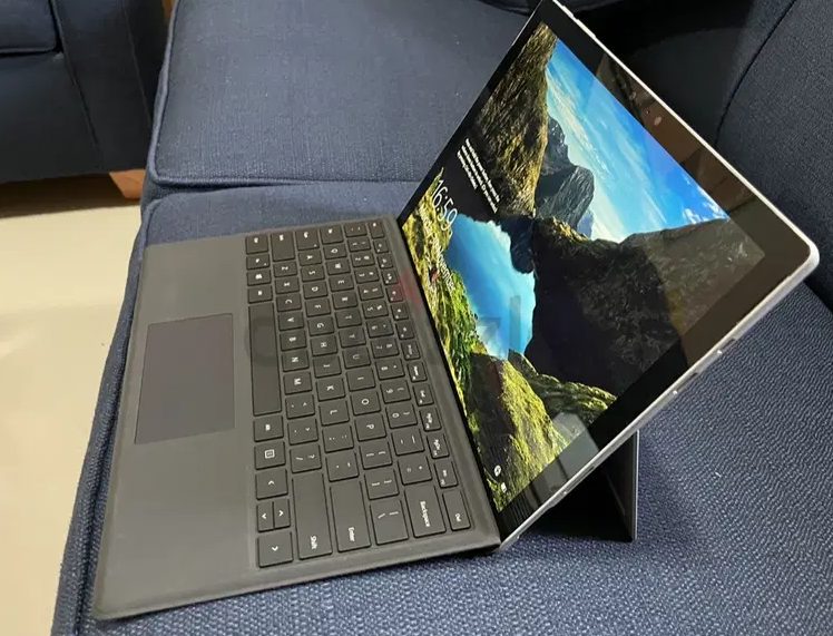 Microsoft Surface Corei5/8GB/256SSD/12.5”+ Keybord