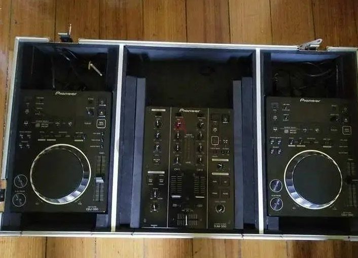Pioneer Cdj 350 x 2 + DJM 350 + New flight case – excellent condition