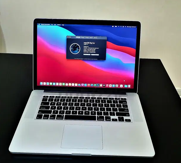 MacBook Pro Retina Display 15.4 inch, Quad-Core i7 Processor, 16 GB RAM, 512 GB SSD + ACCESSORIES
