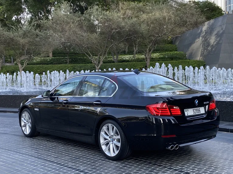 Elite Black BMW 528i // Rear Screens // Accidents Free // GCC // perfect Condition // Highest Option