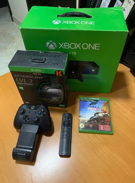 1 TB Xbox One + Forza Horizon 4 +Headset+Wireless Controller