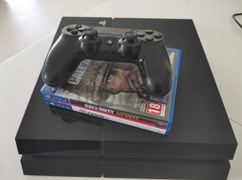PS4 500GB + Joystick + FIFA18/20 + Call of Duty WWII