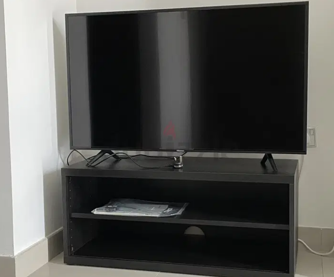 43 inch Smart TV (Hisense) WITH BENCH