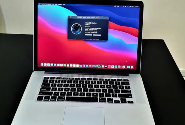 MacBook Pro Retina Display 15.4 inch, Quad-Core i7 Processor, 16 GB RAM, 512 GB SSD + ACCESSORIES