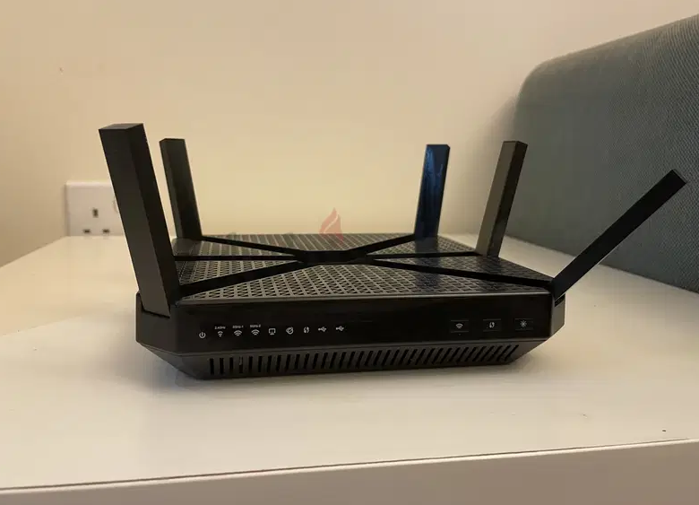 2 routers Tp-link Linksys each 350 dhs