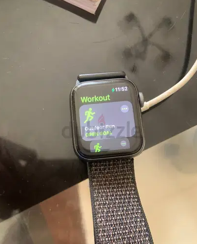 Lady used apple watch 4 series 40mm- black – orginal charger and band